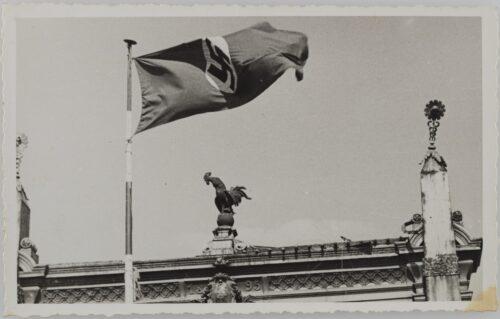 Confrontation entre le drapeau nazi et le coq placé au-dessus du pont reliant Strasbourg et Kehl