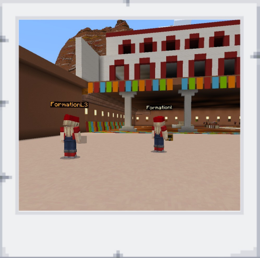 deux joueuses devant l'entrée du grand palais de mari dans minecraft