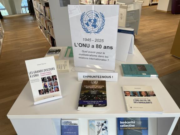 "Table thématique avec une sélection de livres sur l'ONU"