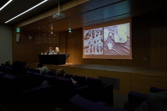 La scène de l'auditorium avec deux intervenants et une projection 