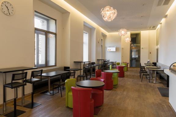Photo de la cafétéria de la Bnu - avec au fond un des écrans 