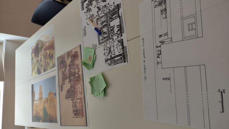plans du palais sur une table