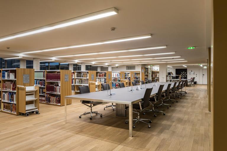 Photo de l'espace patrimoine du niveau 5 de la bibliothèque _ tables chaises et bibliothèques 
