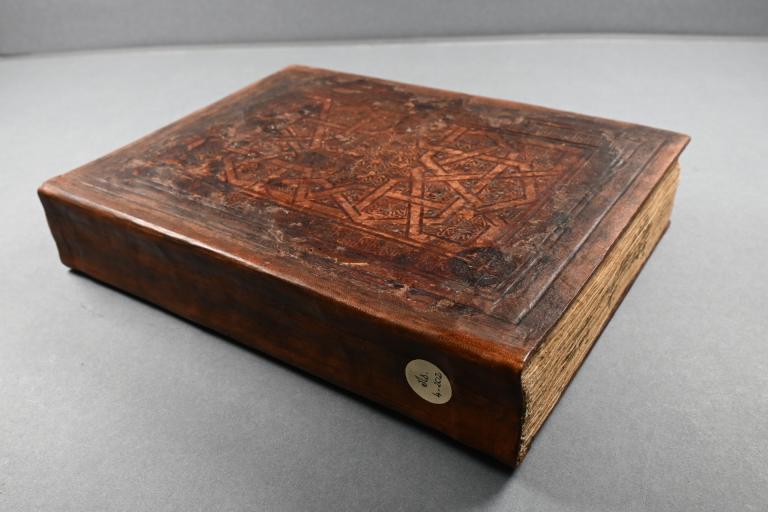 Photo d'un des manuscrit des manuscrits arabes - avant travail restauration 