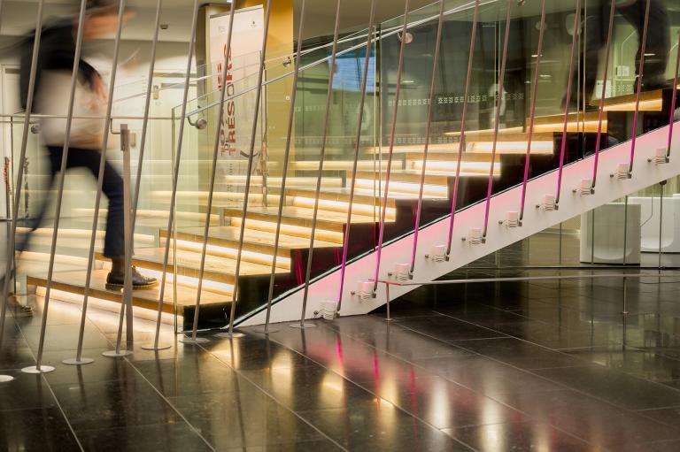 La première marche de l’escalier monumental de la Bnu (dans le cadre d’Octobre Rose 2024) 