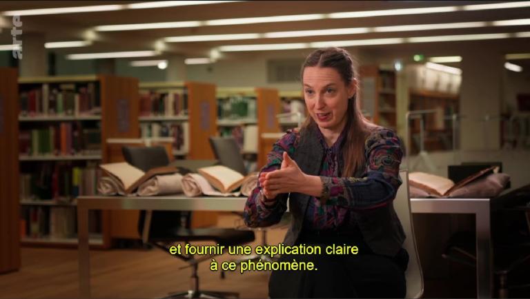 Capture d'écran du film _ séquence en salle du patrimoine avec Lindsey Drury