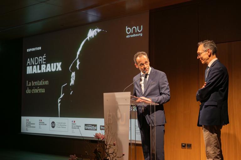Photo de Benoit Wirrmann et Francois de Saint Chéron lors du vernissage de l'exposition André Malraux